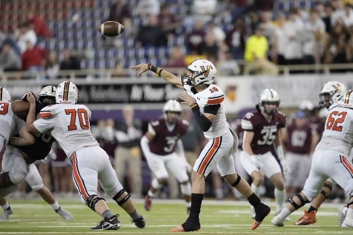 Iowa high school football: Valley stunned rival Dowling in final minute of the Iowa Class 5A semifinal with 2-point conversion to secure a 22-21 victory in Cedar Falls on November 11, 2022 and advance to the state championship.